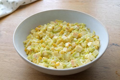 Leek salad with corn, apple and cheese