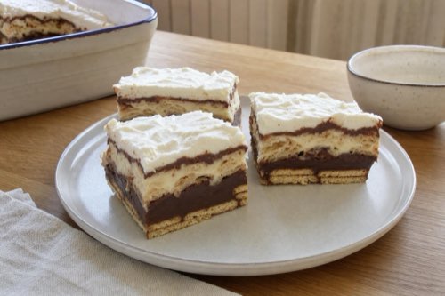 Pudingový koláč s croissantmi a sušienkami bez pečenia