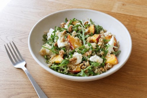 Quinoa salad with peaches, arugula and mozzarella