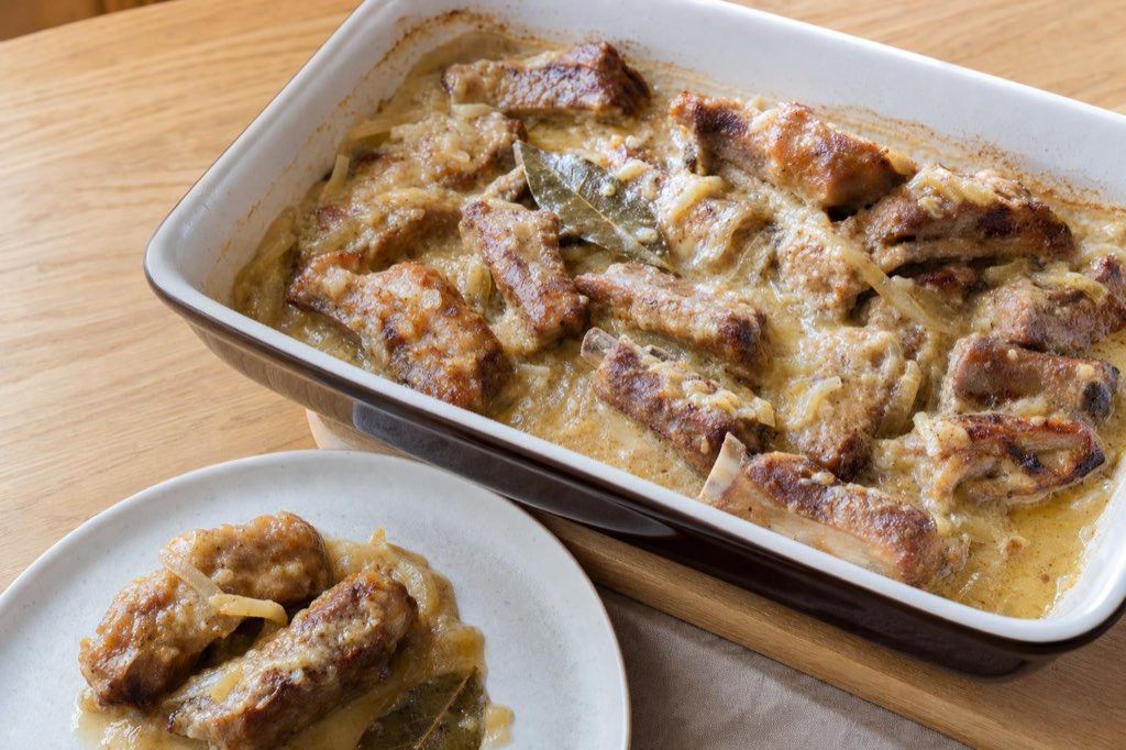 Rebierka zapečené v cesnakovej omáčke s cibuľou