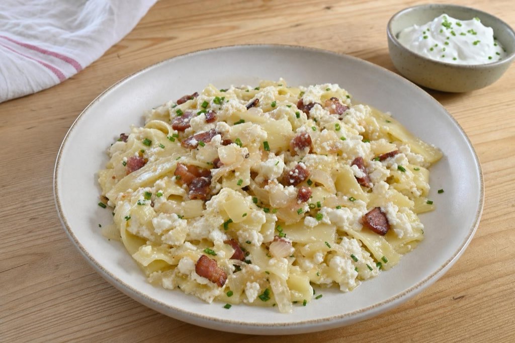 Noodles with quark and bacon: warm the cheese with bacon fat without cooking it