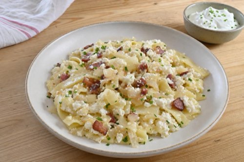 Noodles with quark and bacon: warm the cheese with bacon fat without cooking it