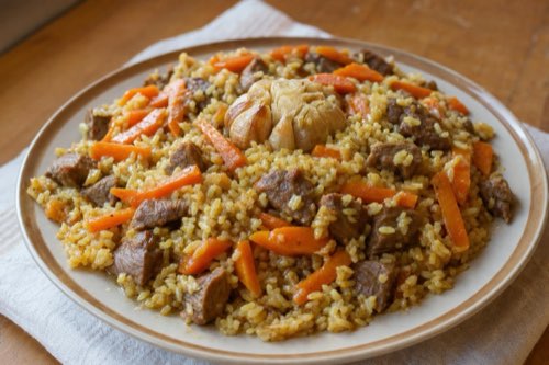 Ruský pilaf s jahňacím mäsom, mrkvou a cesnakom