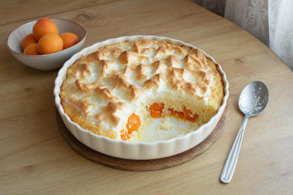 Baked rice pudding with apricots and meringue