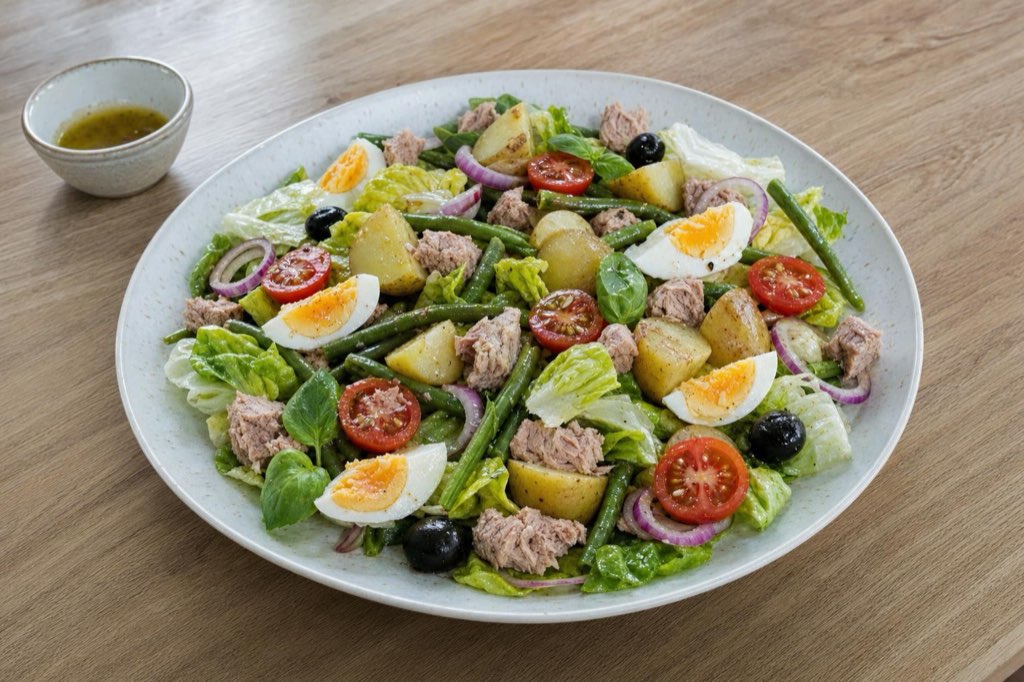 Niçoise salad with tuna, potatoes and green beans