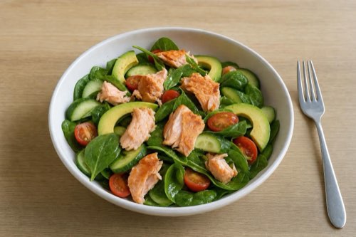 Salmon avocado salad: bake the salmon in 12 minutes and add lemon dressing