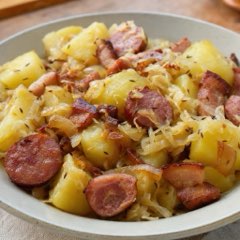 Sedliacka výplata so zemiakmi, kyslou kapustou a klobásou