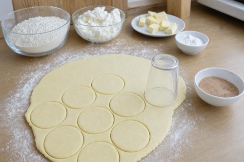 Zimtdreiecke aus Quarkteig mit Butter