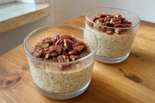 Škoricový chia puding s karamelizovanými pekanovými orechmi