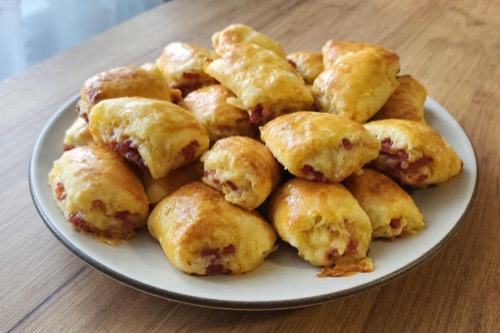 Slané kefírové koláčiky so salámou a syrom pre hostí