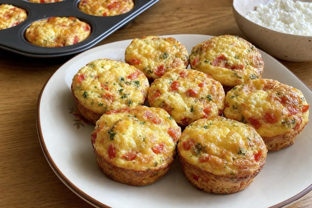 Slané muffiny s tvarohom, syrom, paradajkami a paprikou