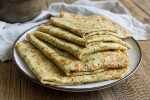 Slané palacinky s tvrdým syrom a bylinkami na obed
