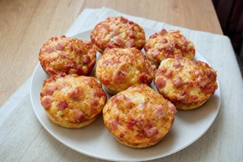 Slané pizza muffiny so šunkou a syrom