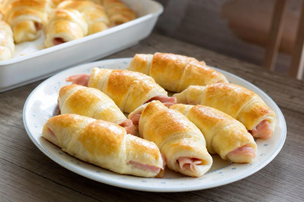 Slané rožteky plnené šunkou zo smotanového cesta
