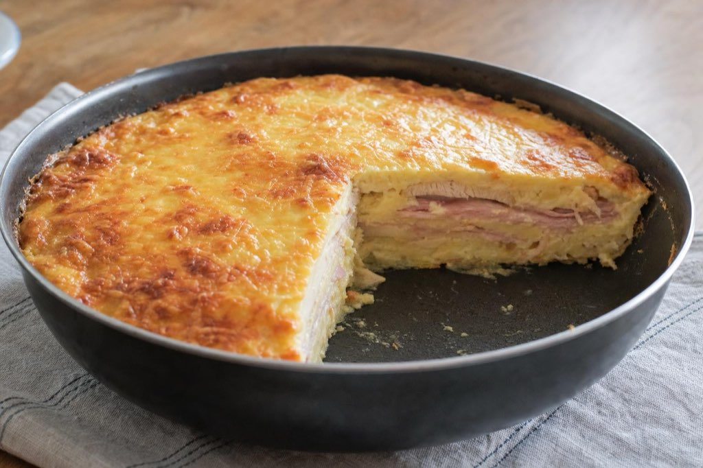 Slaný kurací koláč so šunkou, syrom a smotanou