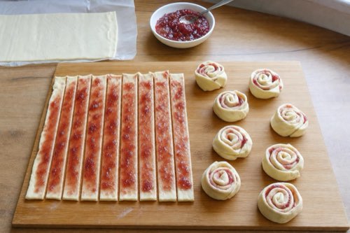Fruit-filled puff pastry swirls