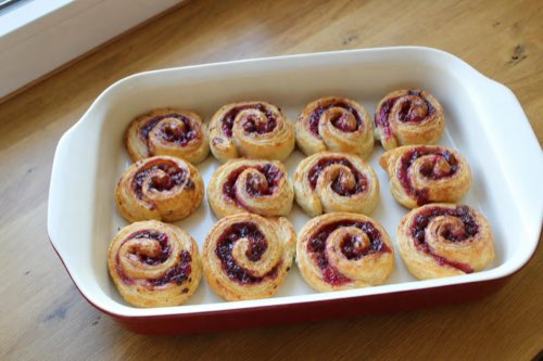 Fruit-filled puff pastry swirls