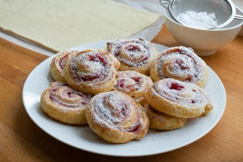 Fruit-filled puff pastry swirls