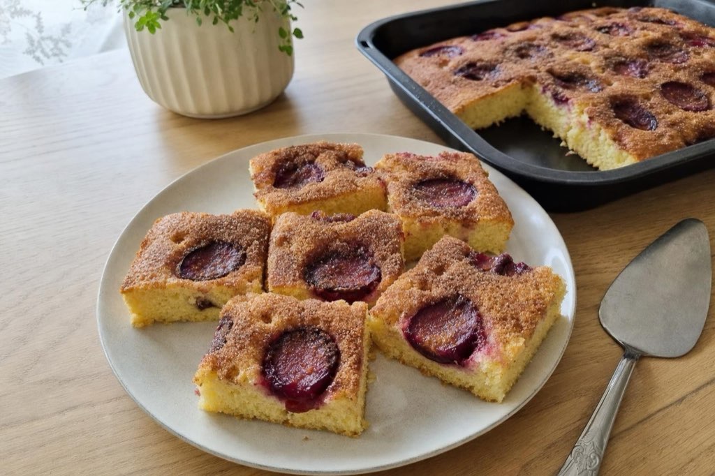 Slivková bublanina: Slovak plum sheet cake with cinnamon