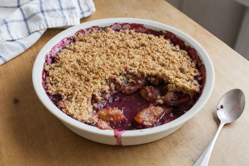 Plum crumble with oats and cinnamon
