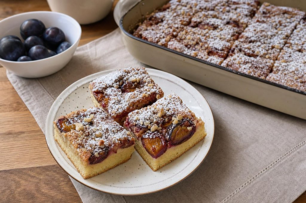 Pflaumenkuchen aus Kartoffelteig mit Zimt und Nüssen