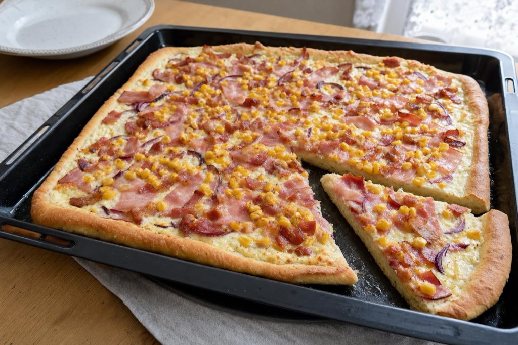 Smotanová pizza s cesnakom, slaninou a kukuricou