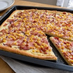 Smotanová pizza s cesnakom, slaninou a kukuricou