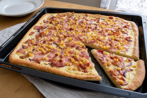 Smotanová pizza s cesnakom, slaninou a kukuricou