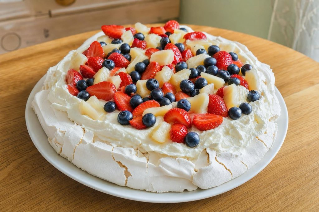 Pavlova with mascarpone cream and fresh fruit