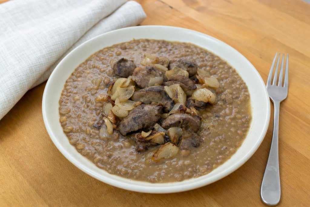 Tangy lentils with pan-fried chicken livers