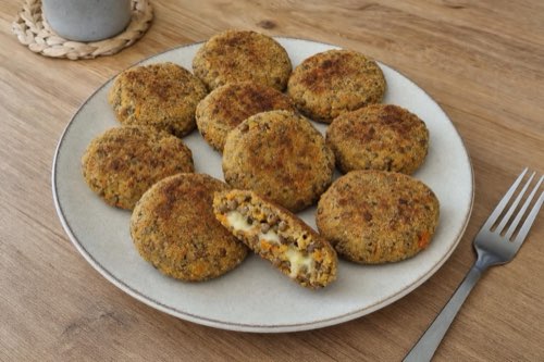 Lentil patties with cheese and carrots