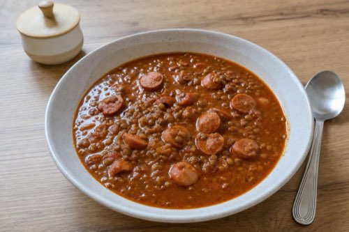 Lentil goulash with frankfurters and paprika