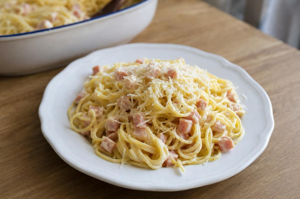 Špagety carbonara s kyslou smotanou a parmezánom