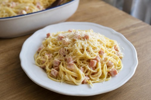 Špagety carbonara s kyslou smotanou a parmezánom