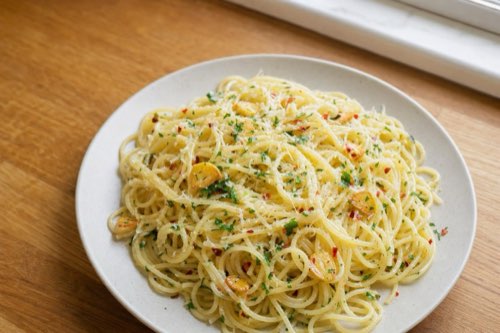 Špagety s cesnakom, olivovým olejom a parmezánom