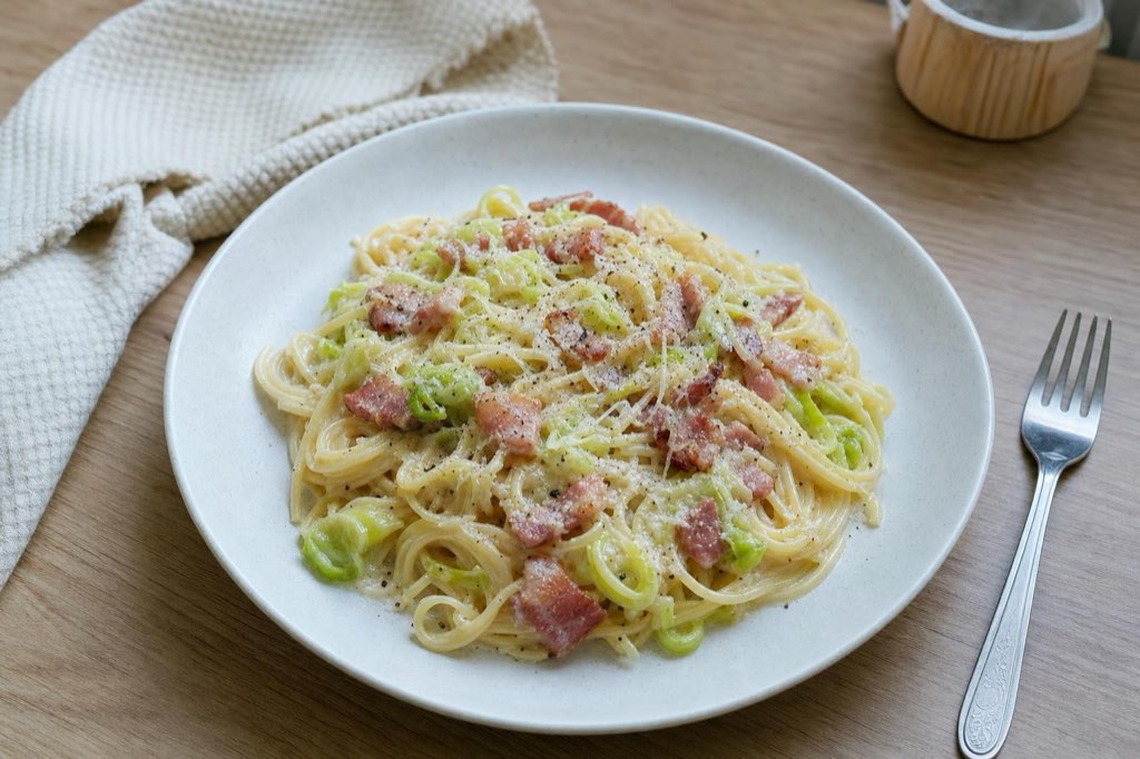 Spaghetti with leeks, bacon, and cream