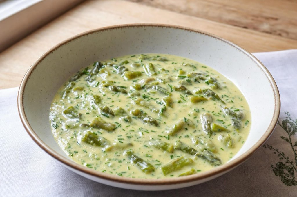Creamed asparagus with cream and chives