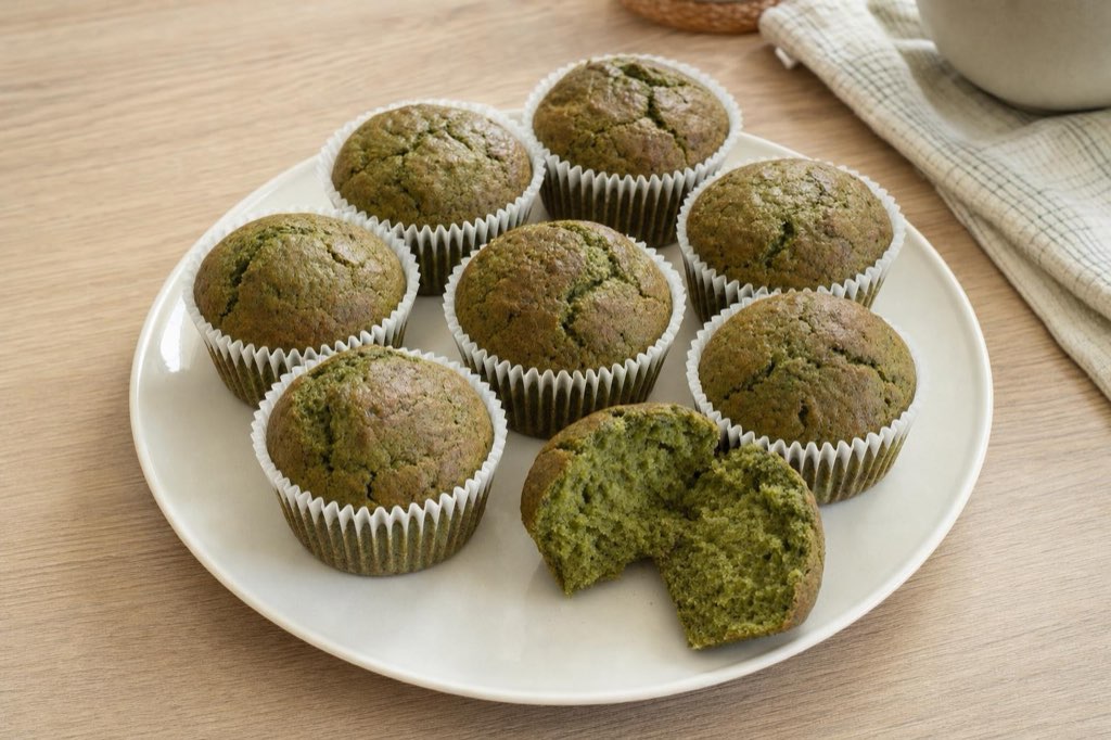 Špenátové muffiny na sladko: 100 g špenátu rozmixujete s 2 banánmi do zeleného cesta