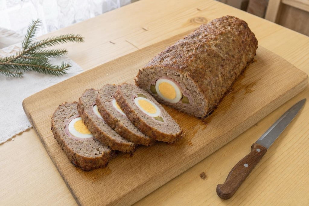 Štefánska roláda: egg-stuffed meatloaf with a yellow center that slices better cold