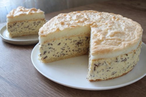 Stracciatella torta s bielkovým korpusom a smotanovým krémom