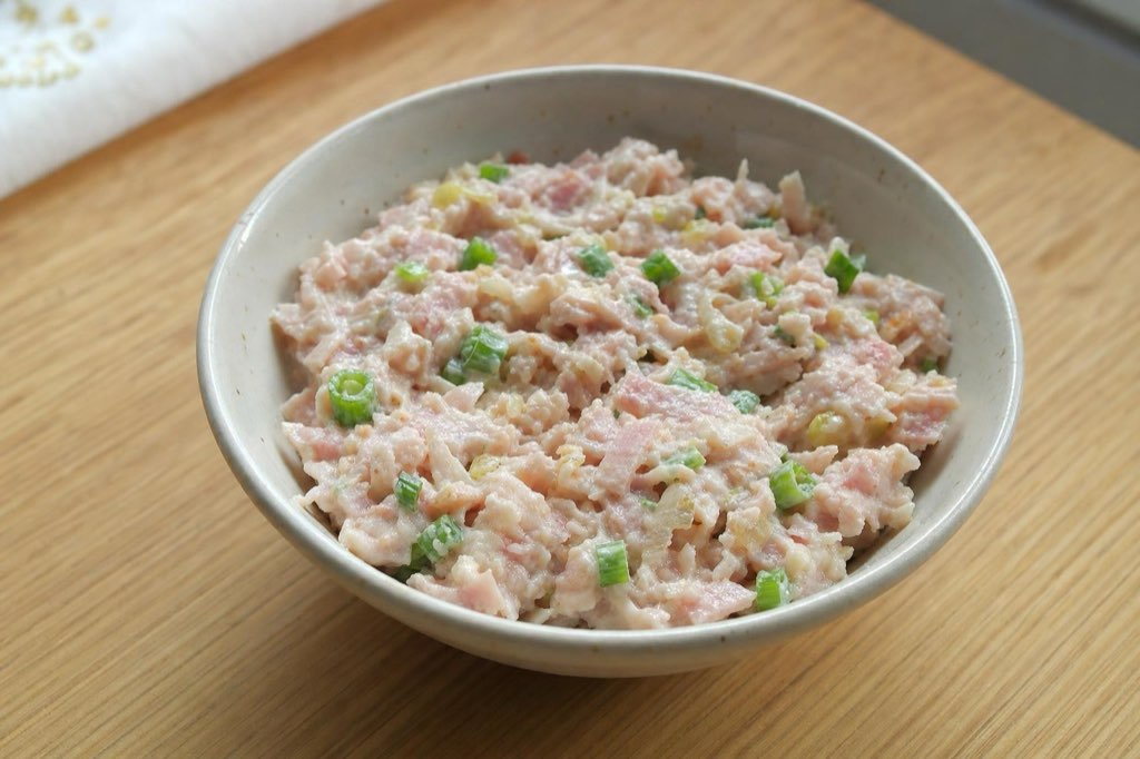 Schinkenaufstrich mit Schmelzkäse und Frühlingszwiebel