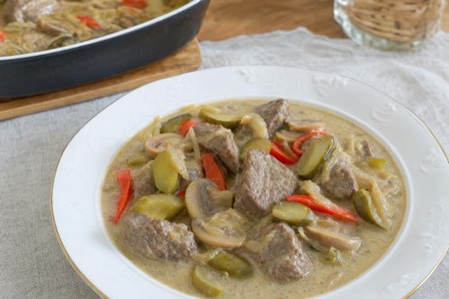 Sviečková so šampiňónmi a uhorkami na bielom víne