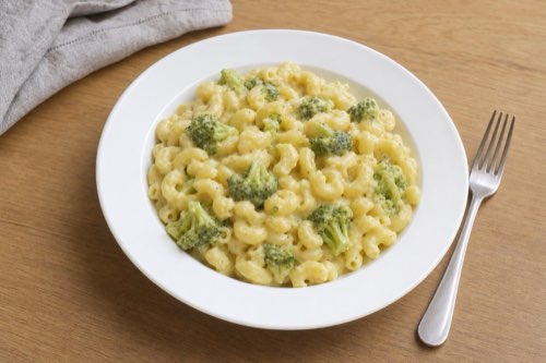 Broccoli mac and cheese: you coat 300 g macaroni in a sauce with 150 g Edam