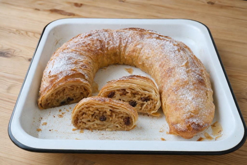 Gezogener Apfelstrudel mit Nüssen: Den Teig ziehen Sie von Hand über den ganzen Tisch