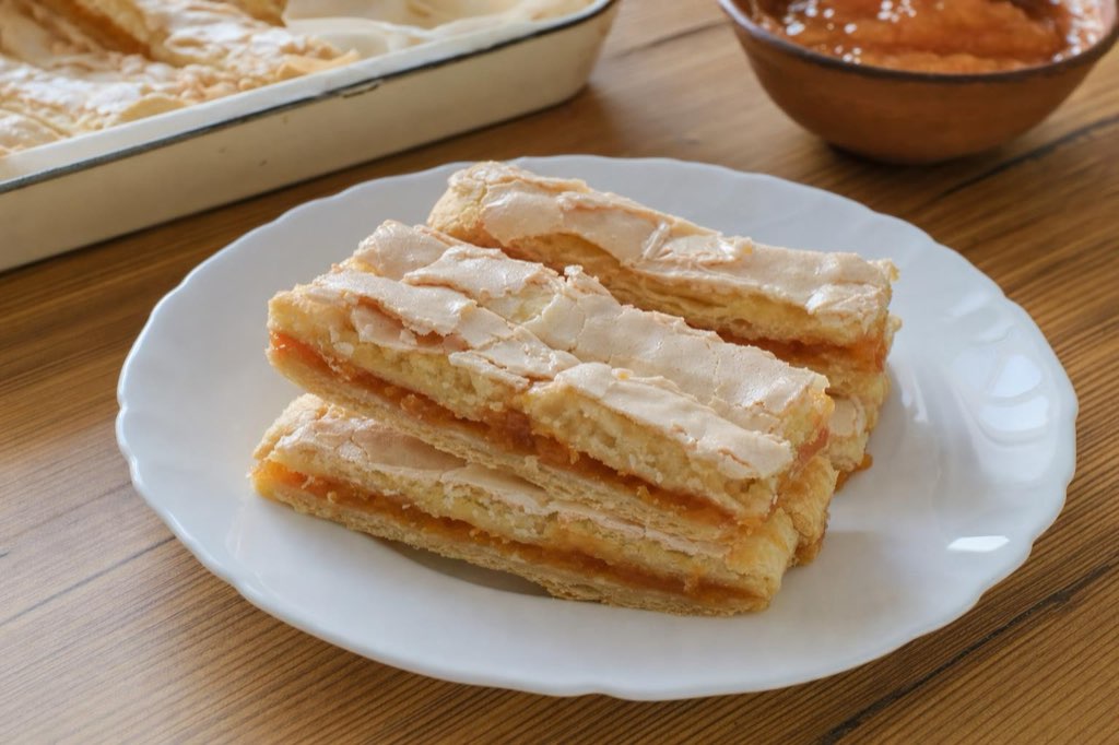 Talianske tyčinky z lístkového cesta s marhuľovým džemom
