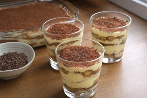 Tiramisu cups with chocolate and egg liqueur