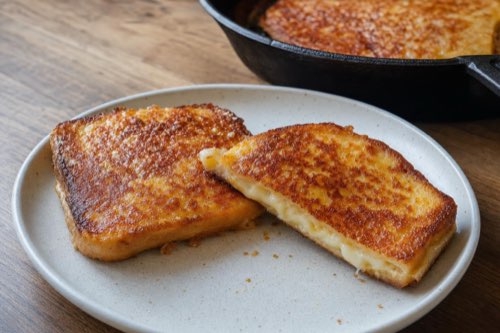 Toasty so syrom opečené na panvici s maslom