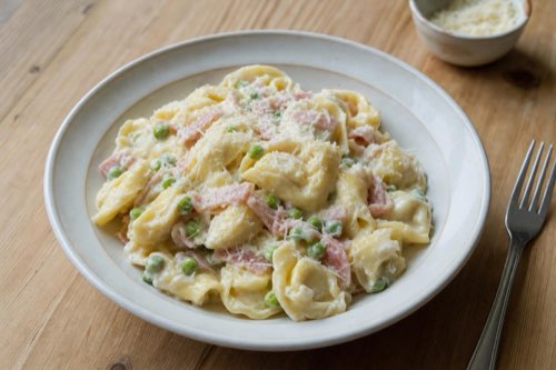 Tortellini so syrovou omáčkou, šunkou a hráškom