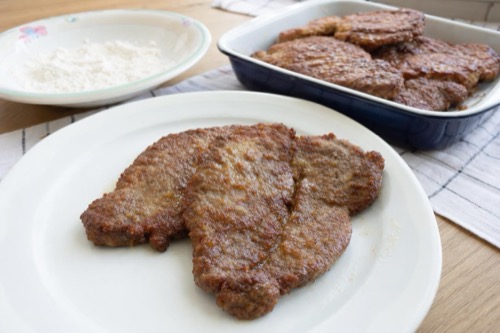 Trik s múkou v oleji pri vyprážaní steakov