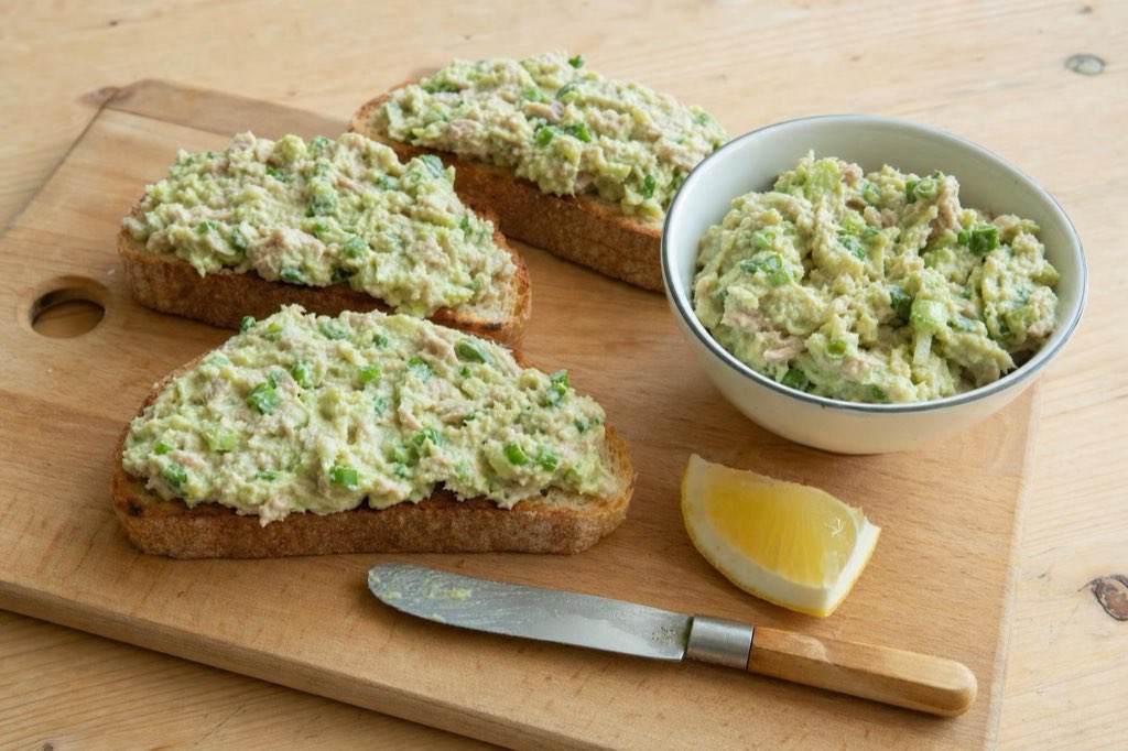 Tuna and avocado spread with lemon and scallions